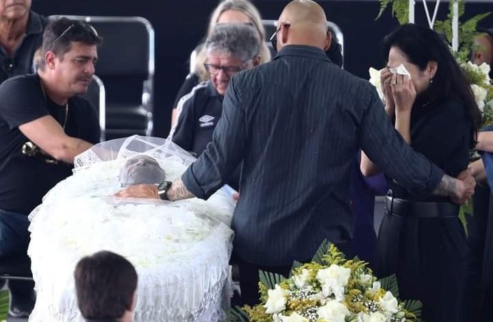  Dan el último adiós a Pelé
