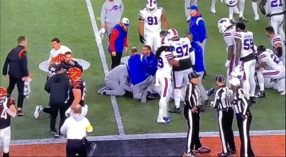  Damar Hamlin se desvanece en el campo de juego durante partido de NFL